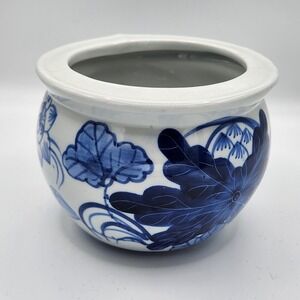 Chinese Blue and white floral porcelain pot, 4" diameter at top